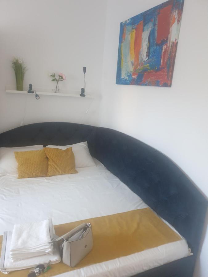 Studio Yellow - Piata Victoriei Bucureşti Ngoại thất bức ảnh